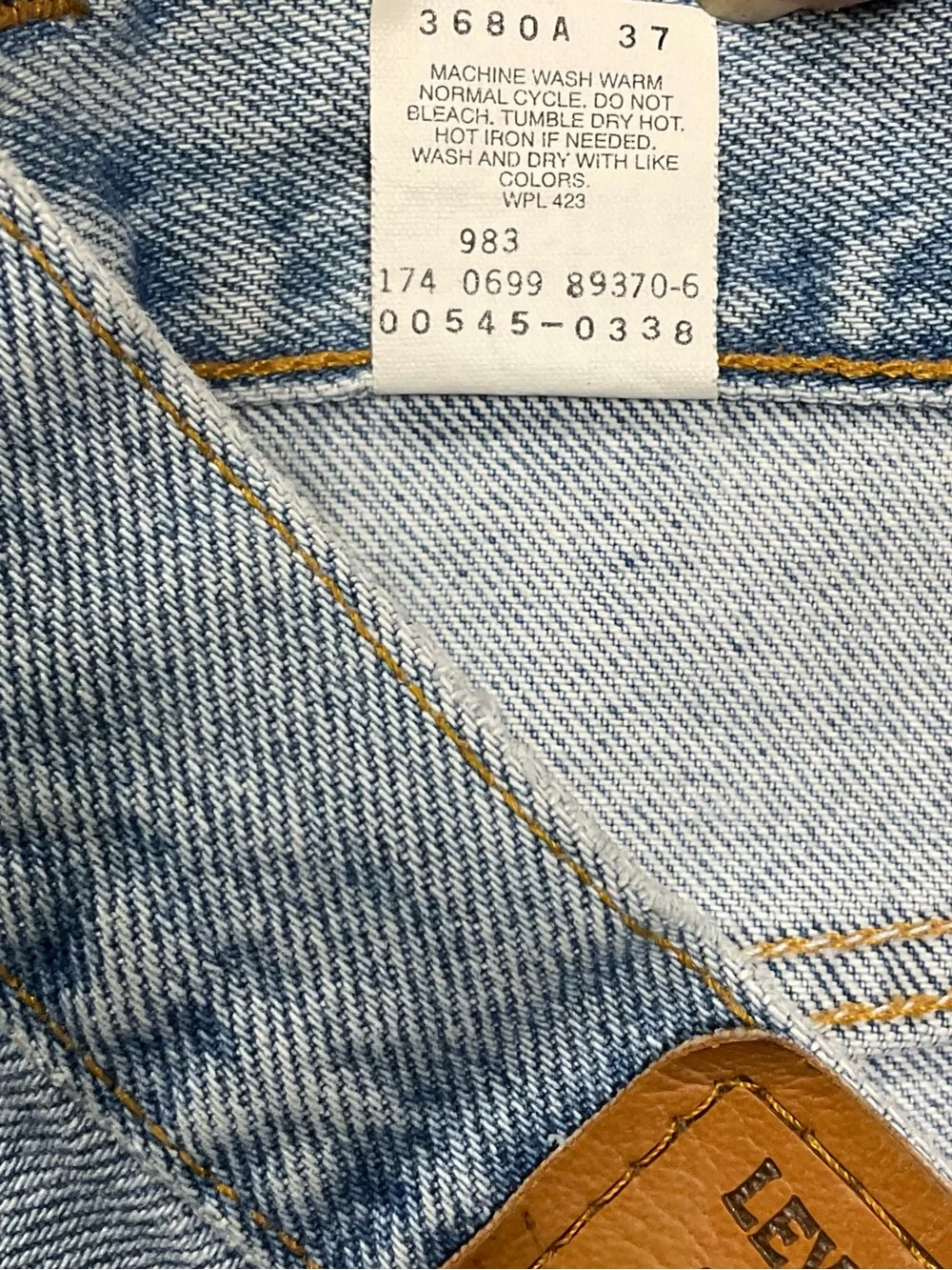 Levi's Men's Light Wash Relaxed Jeans. Brown Tab Vintage 1999